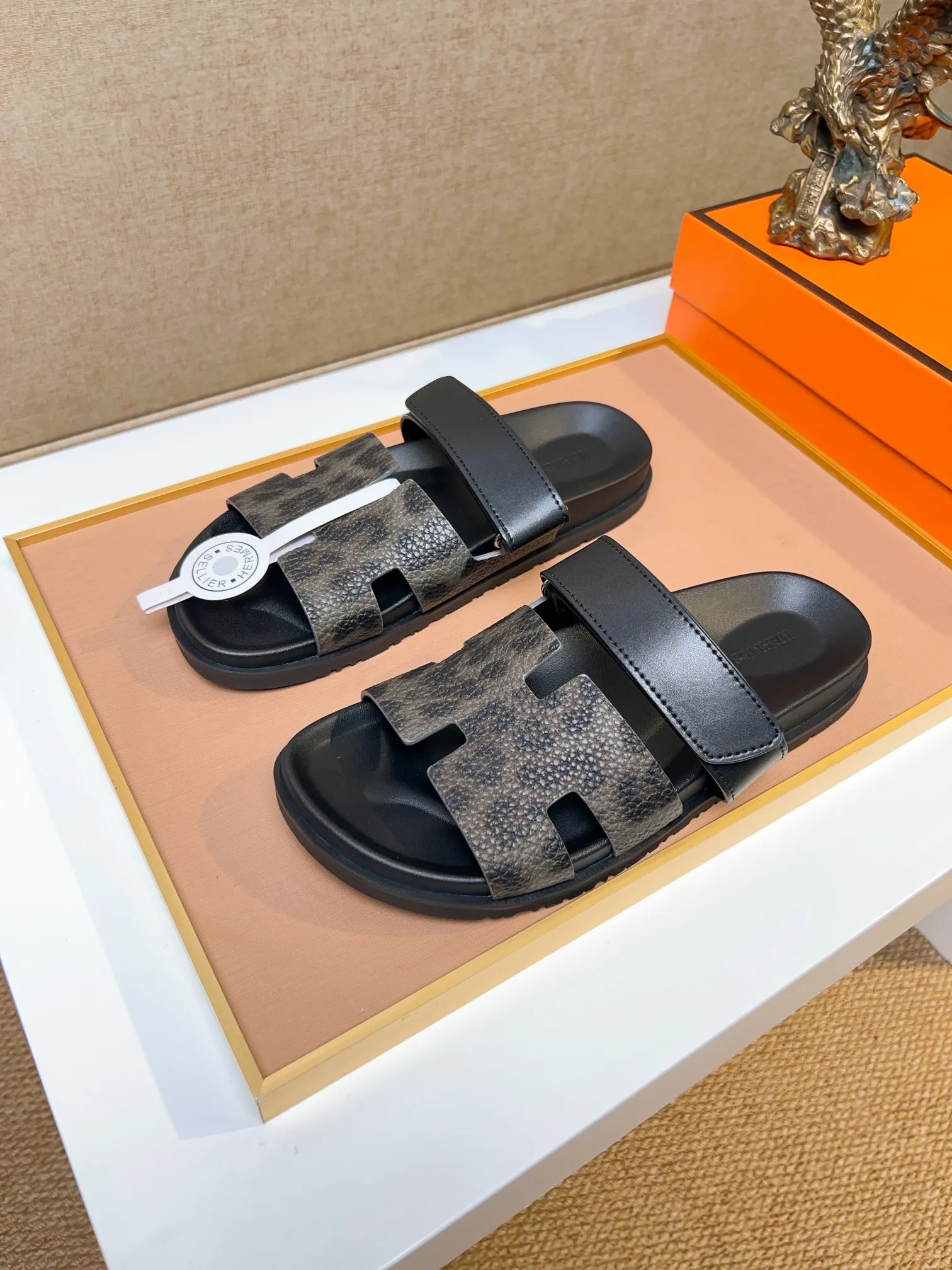 Men's clothing and shoes 💰340 💅💅💅 new arrival. Hermes Hermes official website latest counter synchronized new oran color leather H slippers, the original Paris version flew back to the original model and opened the mold to make it perfectly🍌The highest quality Sincerity, you can enter and leave the counter at will [Deyi] The upper is made of original customized  colored palm prints, crocodile print, ostrich print, colored cow leather, colored cow suede, 🤔 horse hair, 🥳 colored diamonds, 🥰 3D printing, and other genuine leather slippers, imported cow pattern foot pad lining, Italian  latest original genuine leather combination outsole Code number: 38-48 (customized at 46.47.48) Can be made into picture combination sole with genuine leather pattern and ordinary molded outsole
